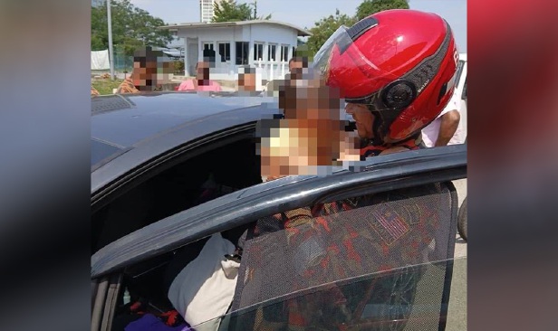 Nenek cemas, 30 minit 'ketuk' kereta gagal kejut cucu tertidur dalam kenderaan berkunci