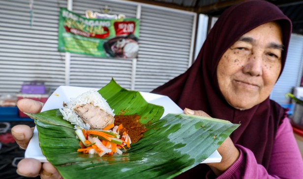 Nasi dagang Mak Yah kekal RM2 sejak sedekad, terima permintaan luar negara
