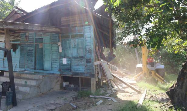 Penempatan Rohingya atas tanah kerajaan negeri di Tanah Merah dirobohkan