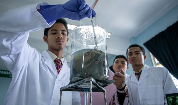 Pelajar MRSM Pasir Salak guna tulang ikan bandar raya hasilkan suplemen