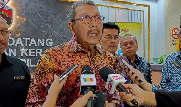 `Jangan terbabit dalam politik, pakai lambang parti' - Amaran kepada penjawat awam