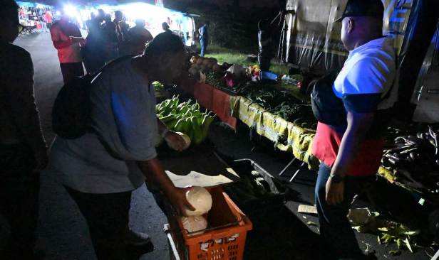 Pasar malam di Puncak Alam digempur: Upah  pekerja asing, berniaga tanpa lesen