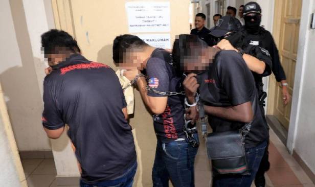 6 lelaki disyaki culik lelaki minta wang tebusan RM7 juta tiba mahkamah untuk didakwa