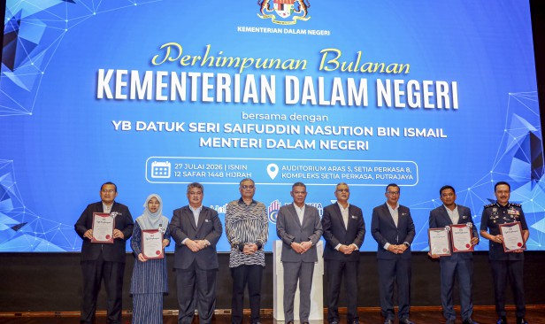 Saifuddin bidas pihak masih guna politik identiti untuk hasut rakyat