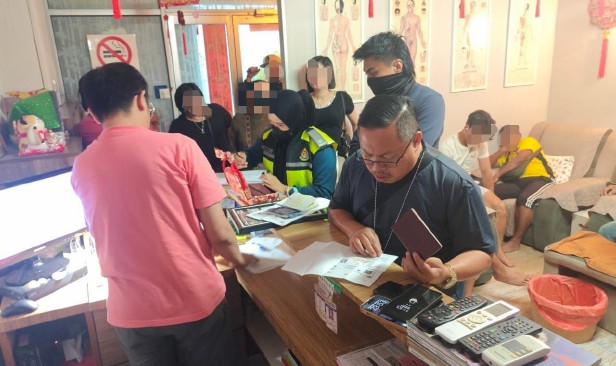 Pusat kesihatan sediakan khidmat wanita asing urut badan diserbu