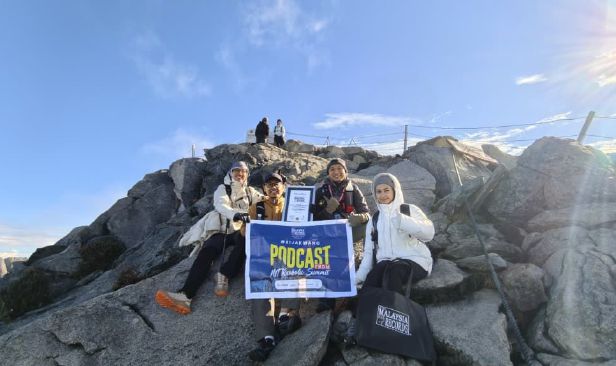 mySalam sampaikan mesej 'Bijak Wang' di puncak Gunung Kinabalu