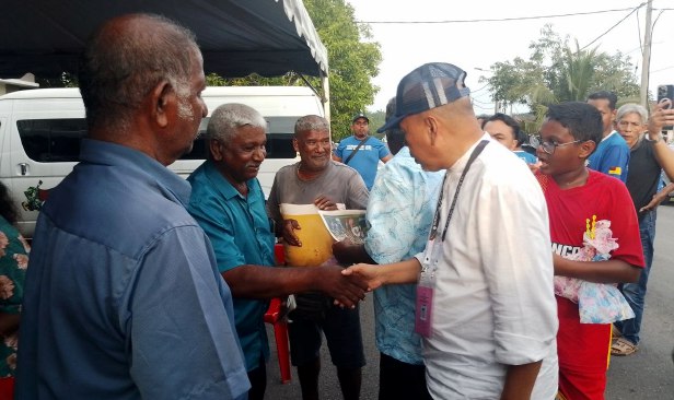 Orang kuat UMNO teman calon PN, Ustaz Fatah masuk kubu BN di Siliau