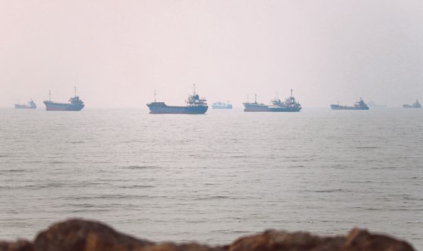 Kapal tangki meletup terlanggar periuk api di Selat Hormuz - Media Iran