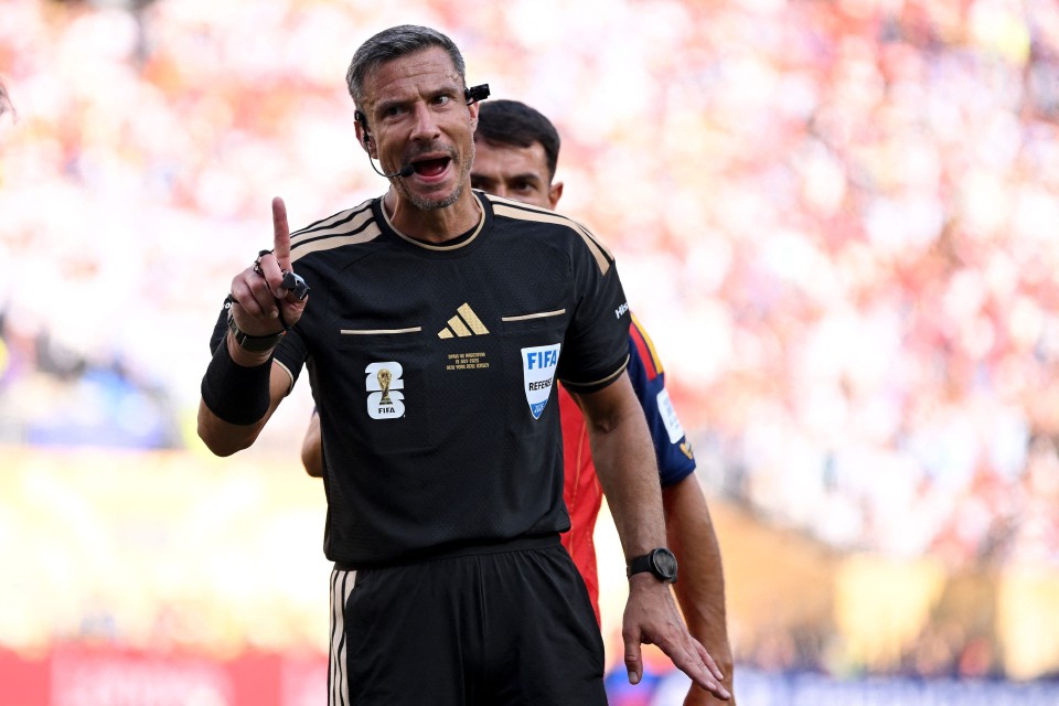 Pengadil final Piala Dunia bersara