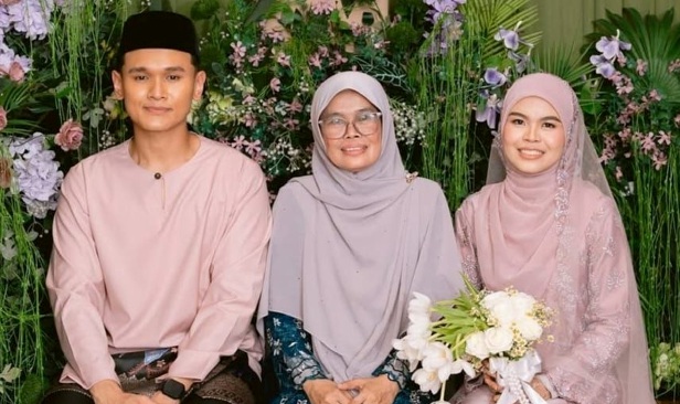 Setahun berahsia, Wani Syaz tayang wajah tunang
