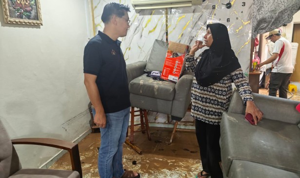 'Kami mohon sukarelawan bantu bersihkan rumah banjir lumpur,'  - Mangsa banjir
