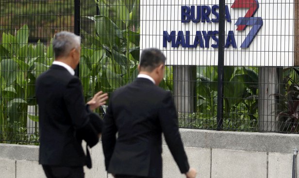 Bursa Malaysia dibuka tinggi, pelabur beralih kepada sektor tradisional