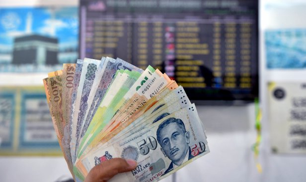 Ringgit dibuka rendah berbanding dolar AS