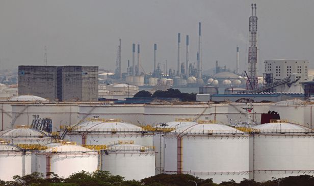 Simpanan minyak Singapura susut ke paras terendah enam minggu